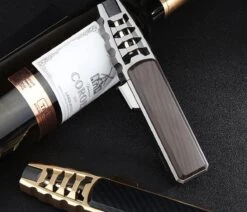 Merkloos Turbo Jetflame Aansteker - Gasbrander - Vuurwerk Torch - Crème Brûlée Brander - BBQ En Sigaren Aansteker - Windproof - Carbon Met Goudkleurige Metalen Behuizing -Barbecue Benodigdheden 1200x1028 2