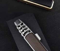 Merkloos Turbo Jetflame Aansteker - Gasbrander - Vuurwerk Torch - Crème Brûlée Brander - BBQ En Sigaren Aansteker - Windproof - Walnoothout Met Grijze Metalen Behuizing -Barbecue Benodigdheden 1200x1028 5