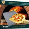 ETNA Pizza Set - Grote Pizzasteen & GRATIS Pizzaschep - 30 Cm X 38 Cm - Echt Italiaanse Pizzasteen - Broodbaksteen - BBQ Pizzasteen - Gemaakt Van Lavasteen Uit De Etna - Non-stick - Eppicotispai -Barbecue Benodigdheden 1200x1070