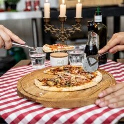 Boska Pizzaplank Friends L - BBQ Accessoires - Eikenhout - Handige Opvanggeul - Ø 34 Cm -Barbecue Benodigdheden 1200x1200 561