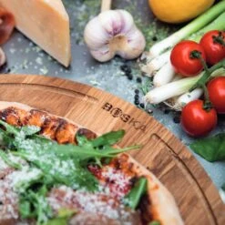 Boska Pizzaplank Friends L - BBQ Accessoires - Eikenhout - Handige Opvanggeul - Ø 34 Cm -Barbecue Benodigdheden 1200x1200 562