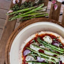 Boska Pizzaplank Friends L - BBQ Accessoires - Eikenhout - Handige Opvanggeul - Ø 34 Cm -Barbecue Benodigdheden 1200x1200 564