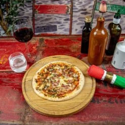 Boska Pizzaplank Friends L - BBQ Accessoires - Eikenhout - Handige Opvanggeul - Ø 34 Cm -Barbecue Benodigdheden 1200x1200 566