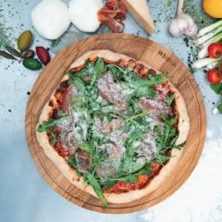 Boska Pizzaplank Friends L - BBQ Accessoires - Eikenhout - Handige Opvanggeul - Ø 34 Cm -Barbecue Benodigdheden 1200x1200 568