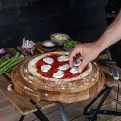 Boska Pizzaplank Friends L - BBQ Accessoires - Eikenhout - Handige Opvanggeul - Ø 34 Cm -Barbecue Benodigdheden 1200x1200 570