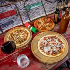 Boska Pizzaplank Friends L - BBQ Accessoires - Eikenhout - Handige Opvanggeul - Ø 34 Cm -Barbecue Benodigdheden 1200x1200 571