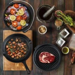 Dutch Mountains Gietijzeren Pannenset 7-delig - Dutch Oven – Braadpan - Grillpan - Hapjespan - Kookset In Houten Transportkist - Deksellifter - Brander 18 Dutch Mountains Gietijzeren Pannenset 7-delig - Dutch Oven – Braadpan - Grillpan - Hapjespan - Kookset In Houten Transportkist - Deksellifter - Brander -Barbecue Benodigdheden 1200x1200 574