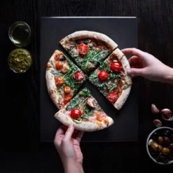 Navaris Pizzasteen XL Voor Oven En Barbecue - Rechthoekige Pizzaplaat 38 X 30 Cm - Inclusief Receptenboek - Keramisch Geglazuurd - Zwart -Barbecue Benodigdheden 1200x1200 692