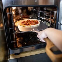 Boska Pizzasteen Deluxe - Voor Oven & BBQ - Knapperige Pizza's - Ø 29.5 Cm - BBQ Accessoires -Barbecue Benodigdheden 1200x1200 800