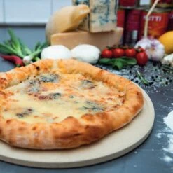 Boska Pizzasteen Deluxe - Voor Oven & BBQ - Knapperige Pizza's - Ø 29.5 Cm - BBQ Accessoires -Barbecue Benodigdheden 1200x1200 804