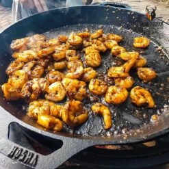 Valhal Outdoor Skillet / Plancha / Koekenpan - Gietijzer - Diameter 35cm, Twee Handvatten, VH35F -Barbecue Benodigdheden 1200x1200 807