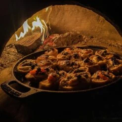 Valhal Outdoor Skillet / Plancha / Koekenpan - Gietijzer - Diameter 35cm, Twee Handvatten, VH35F -Barbecue Benodigdheden 1200x1200 808