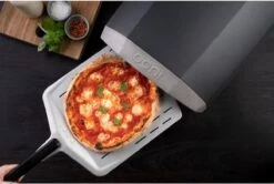 Ooni Pizzaschep Aluminium - Perforated Pizza Peel 12 Inch -Barbecue Benodigdheden 1200x806 2