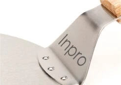 Inpro Pizzaschep RVS - Rond - Voor BBQ En Oven - Pizzaspatel - Taartschep - Houten Handvat - BBQ Gereedschap - Keukengerei - 30 Cm Diameter - Spatel -Barbecue Benodigdheden 1200x842 2