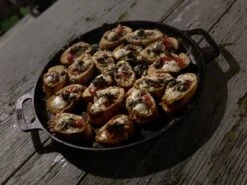Valhal Outdoor Skillet / Plancha / Koekenpan - Gietijzer - Diameter 35cm, Twee Handvatten, VH35F -Barbecue Benodigdheden 1200x900 45