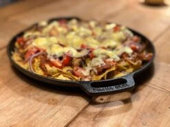 Valhal Outdoor Skillet / Plancha / Koekenpan - Gietijzer - Diameter 35cm, Twee Handvatten, VH35F -Barbecue Benodigdheden 1200x900 47