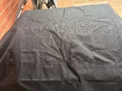 COVER UP HOC RED Label BBQ Hoes 145x61x117 Cm Waterdichte Barbecue Hoes / Afdekhoes Bbq / Met Trekkoord, Bbq Hoes, Bbq Hoes Waterdicht, Bbq Beschermhoes Zwart -Barbecue Benodigdheden 1200x902 6