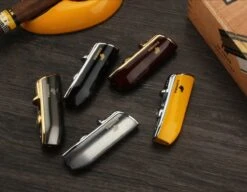 Cohiba® Sigarenaansteker - Sigarenboor - Sigaren - Sigaar - Cohiba Aansteker - Sigarenboor - Sigaren Accessoires - Sigarenknipper - Sigaar Aansteker - Cohiba - Incl. Luxe Geschenkdoos - Zwart -Barbecue Benodigdheden 1200x934 3