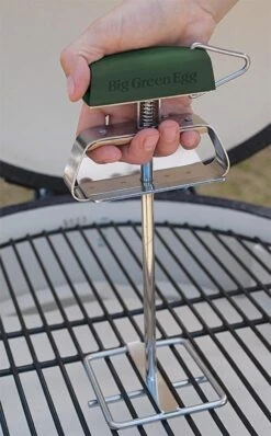 Big Green Egg Grid Lifter - Rooster Lifter - Gietijzeren Rooster Lifter 9 Big Green Egg Grid Lifter - Rooster Lifter - Gietijzeren Rooster Lifter -Barbecue Benodigdheden 745x1200 1